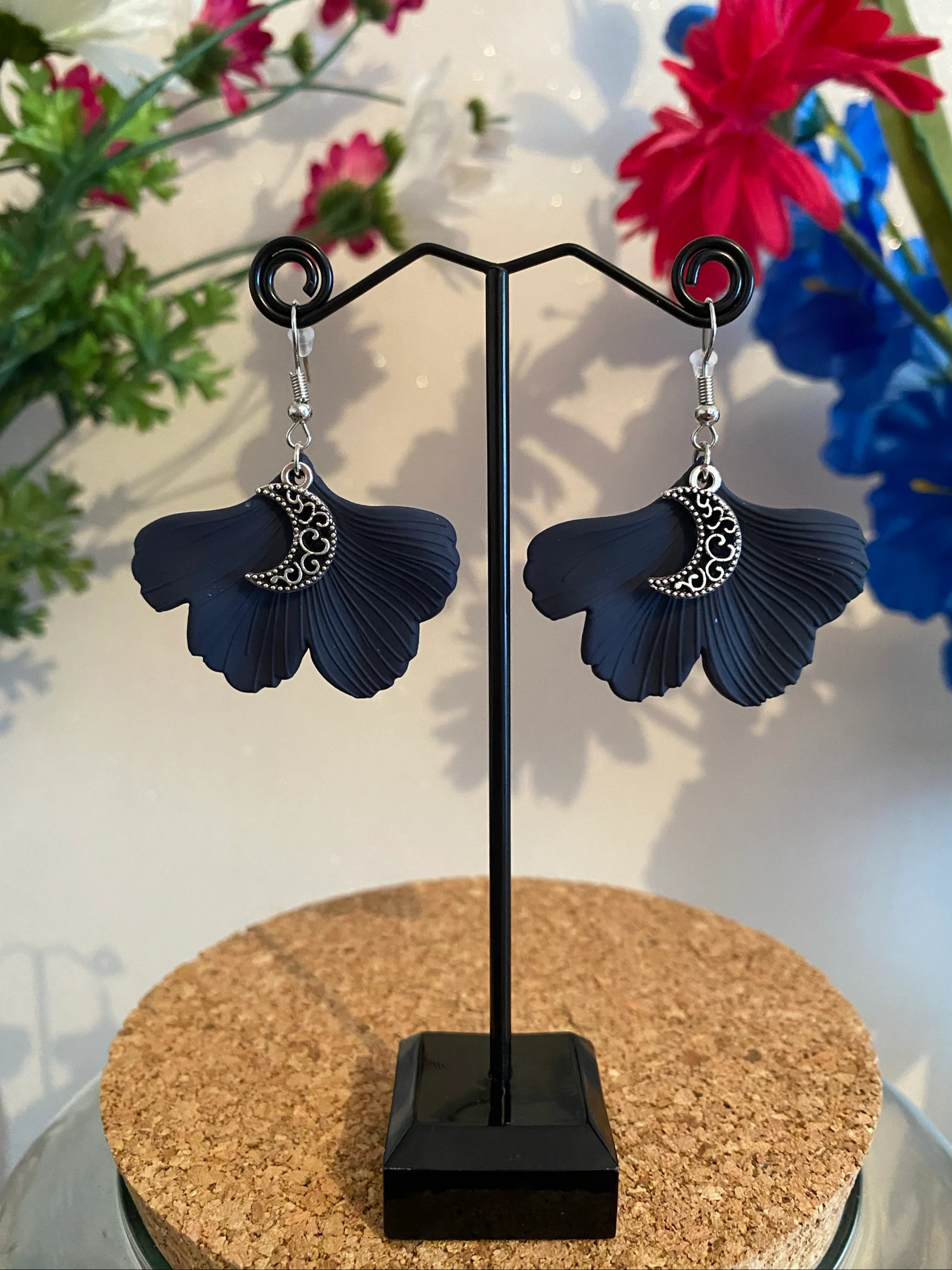 🌙 Boucles d’oreilles Ginkgo noir & argentée 🍃